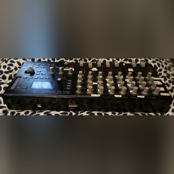 CME Bitstream 3X Midi Controller - Picture 3 of 4